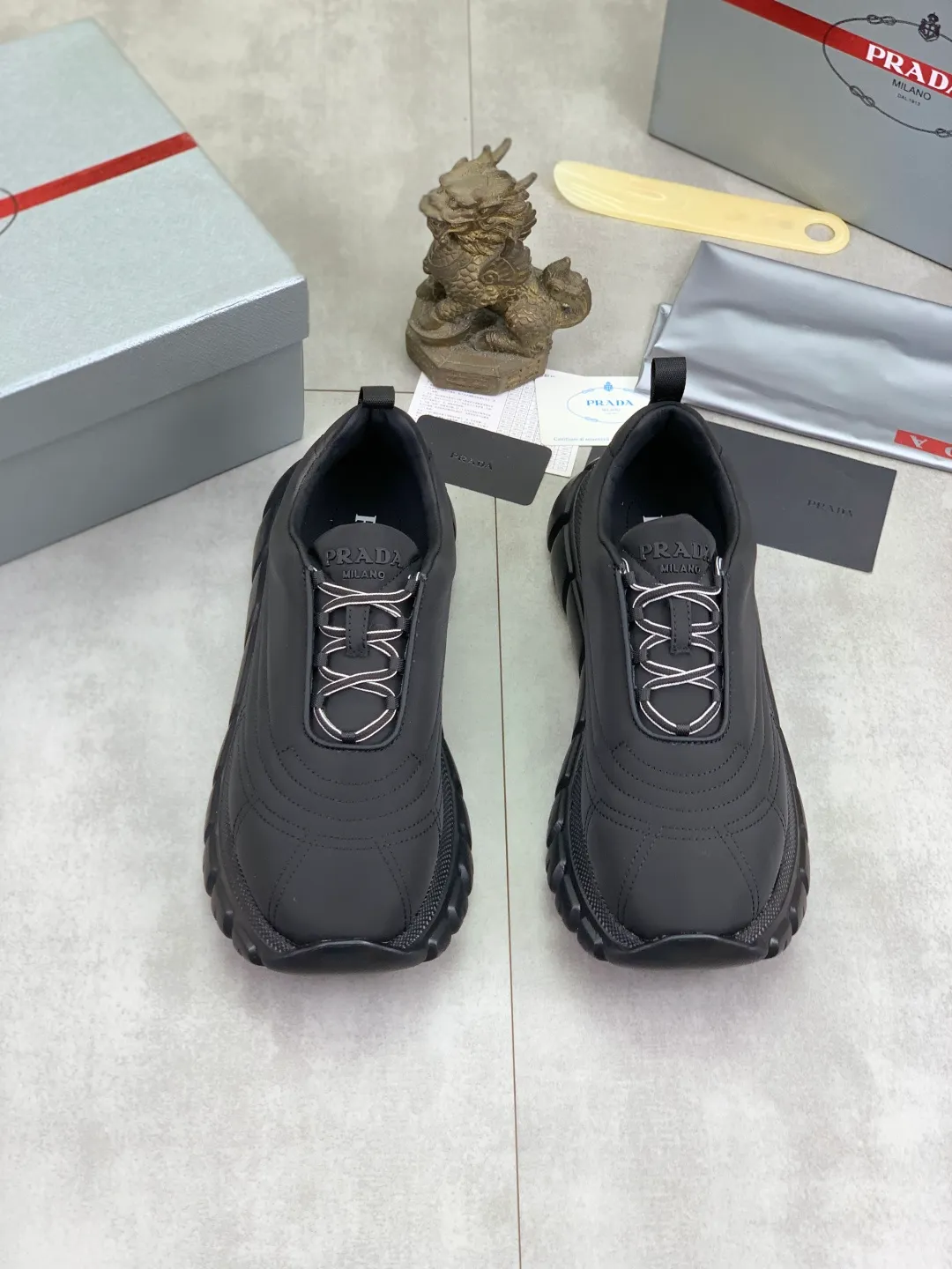 Men's shoes 💰P560💰[New style] popular models are on the official website, 🆘 Trendy brand (Prada) mainly promotes popular models, avant-garde and versatile fashion men's shoes private version mold opening, cowhide surface splicing 1:1.. Fashionable and simple, original imported cowhide lining cowhide feet; the atmosphere and personality are more fashionable, eye-catching and pursuing class. It will subvert the old idea and be a must-have for fashionistas with you! Must keep it for yourself! Tall and comfortable, large and low, high-end quality workmanship. Size: 38-44 5️⃣colors available.